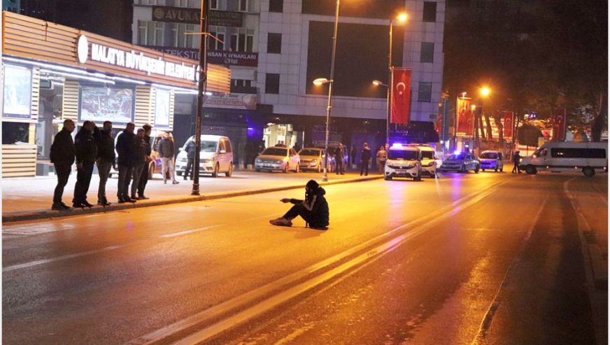 Saat 03.00.. Şehrin En Merkezi Yerinde Başına Silah Dayamış Biri.!