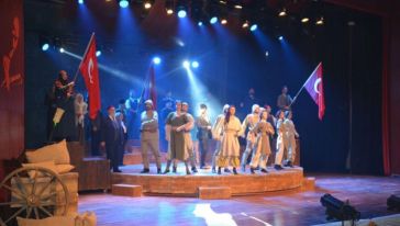 MEB'in Hazırladığı 'Cumhuriyete Doğru' Tiyatro Oyunu Sergilendi