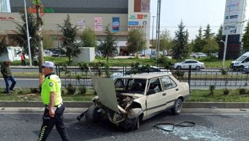 Refüje Çarpan Otomobilde 2, Alt Geçitteki Kazada 3 Yaralı