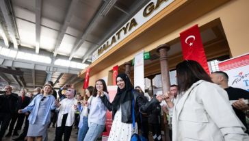 Turistik Diyarbakır Ekspresi'ne Malatya Garında Halaylı Karşılama