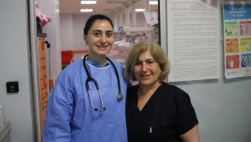 Sağlıkçı Anneler Doktor Olan Çocuklarıyla Görev Yapıyor