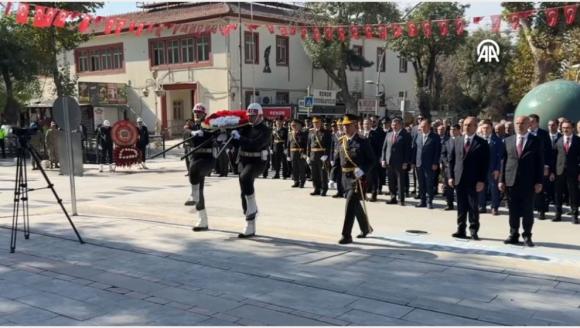 Cumhuriyet Bayramı'nda Atatürk Anıtlarında Törenler